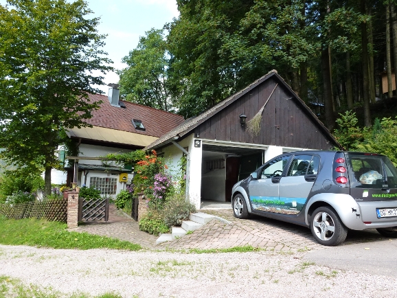 Der Ferienhaus-Eingang mit Garage